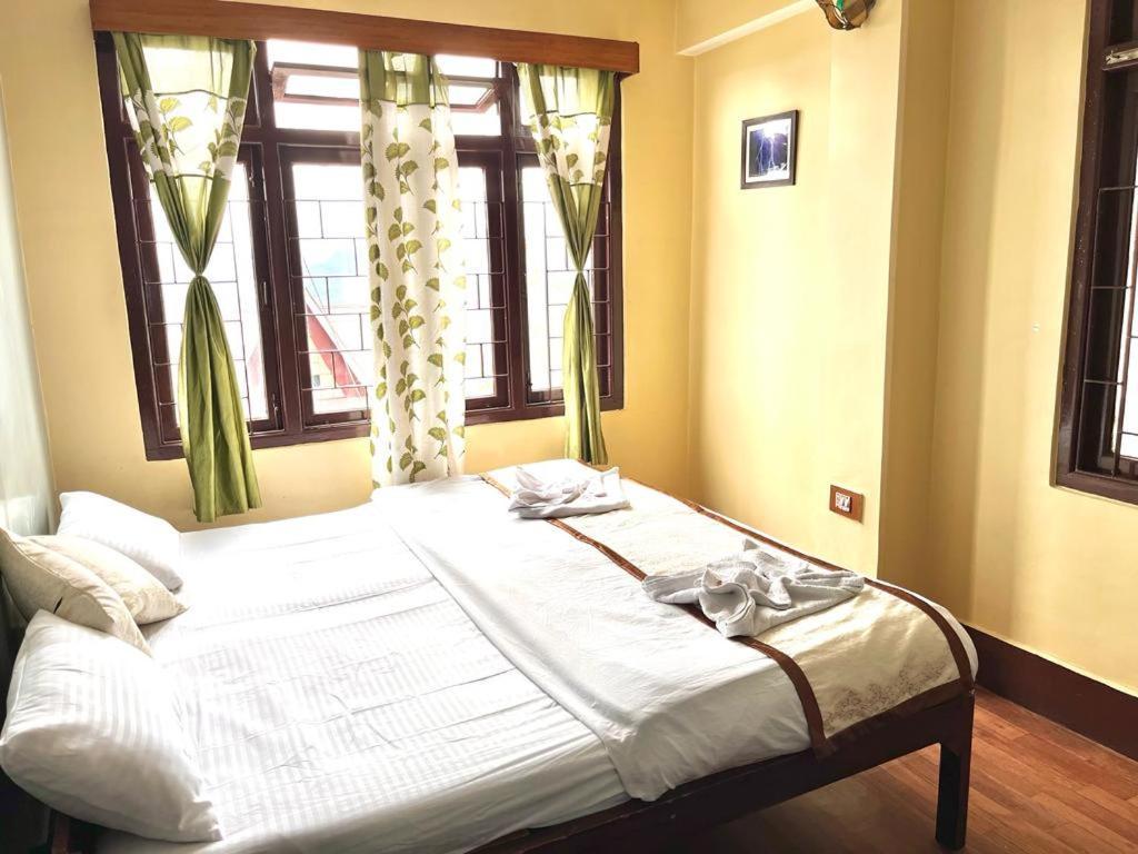 Hotel Red Rose Гангток Экстерьер фото